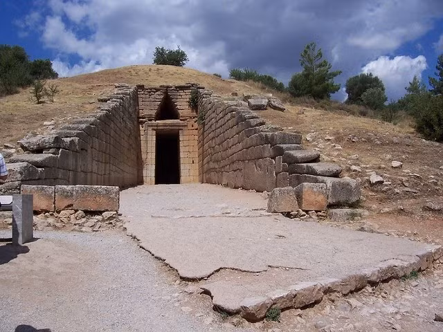  Người Mycenae xây những ngôi mộ lớn gọi là mộ tổ ong hay tholos. Những công trình này có mái vòm đá được xây dựng tài tình, một số vẫn tồn tại đến nay. Ảnh: Pinterest.
