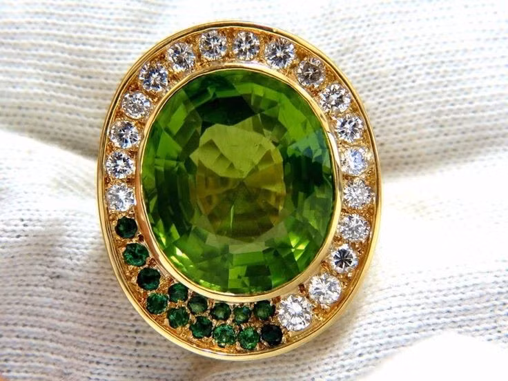 6. Peridot là đá sinh tháng 8. Trong văn hóa phương Tây, những ai sinh vào tháng 8 sẽ có peridot là đá tượng trưng cho may mắn và sức mạnh. Ảnh: Pinterest.