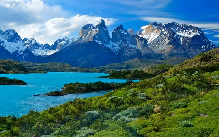  1. Tên gọi Torres del Paine bắt nguồn từ tiếng bản địa. “Torres” nghĩa là “tháp” trong tiếng Tây Ban Nha, còn “Paine” là “màu xanh” trong tiếng Tehuelche. Ảnh: Pinterest.