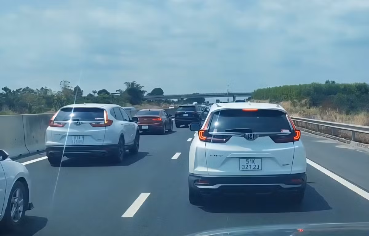 Giao thông qua khu vực bị ùn ứ kéo dài.