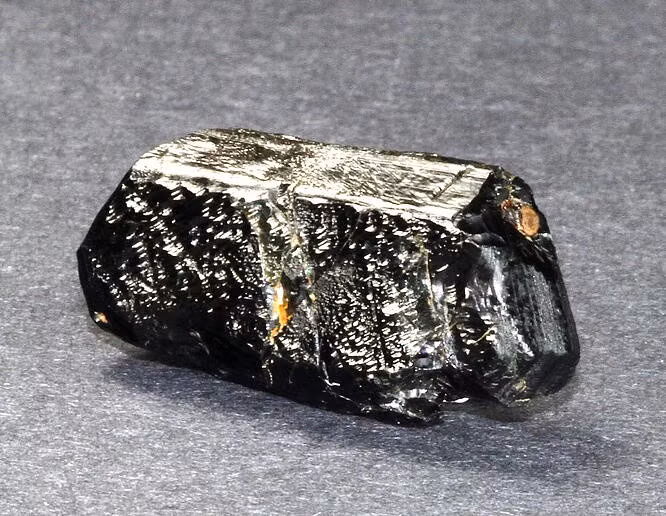  Tên gọi gắn với từ “Serendib”. Tên khoáng vật xuất phát từ “Serendib”, tên cổ của Sri Lanka trong ngôn ngữ Ả Rập. Ảnh: mindat.org.