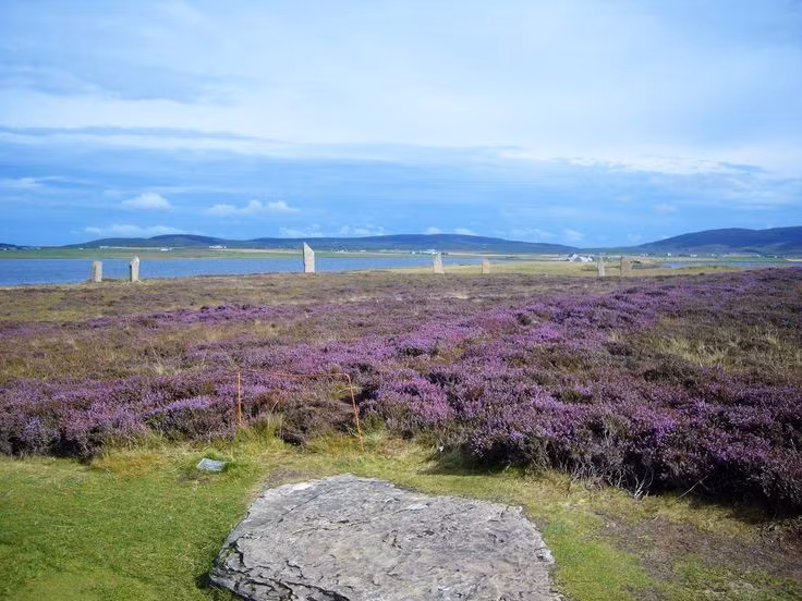  Nằm giữa hai hồ nước tự nhiên. Vòng đá được dựng giữa hai hồ Stenness và Harray, tạo nên khung cảnh phản chiếu kỳ ảo mỗi khi mặt trời mọc hoặc lặn. Ảnh: Pinterest.
