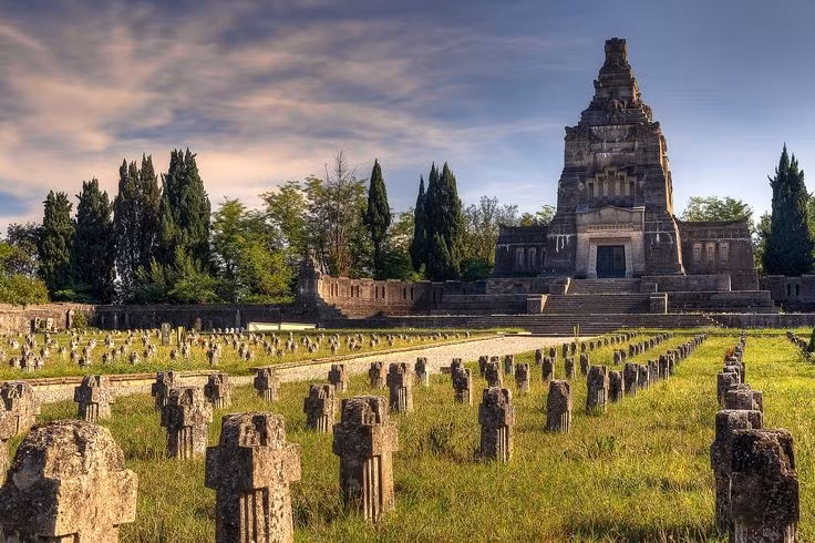  Nhà thờ và nghĩa trang có vị trí đặc biệt. Trong làng có một nhà thờ được xây dựng theo phong cách tân Gothic, cùng với nghĩa trang nằm tách biệt nhưng vẫn nằm trong tổng thể quy hoạch. Đáng chú ý là lăng mộ của gia đình Crespi được xây dựng rất nổi bật, thể hiện vị thế của họ trong cộng đồng. Ảnh: wikimedia.org.