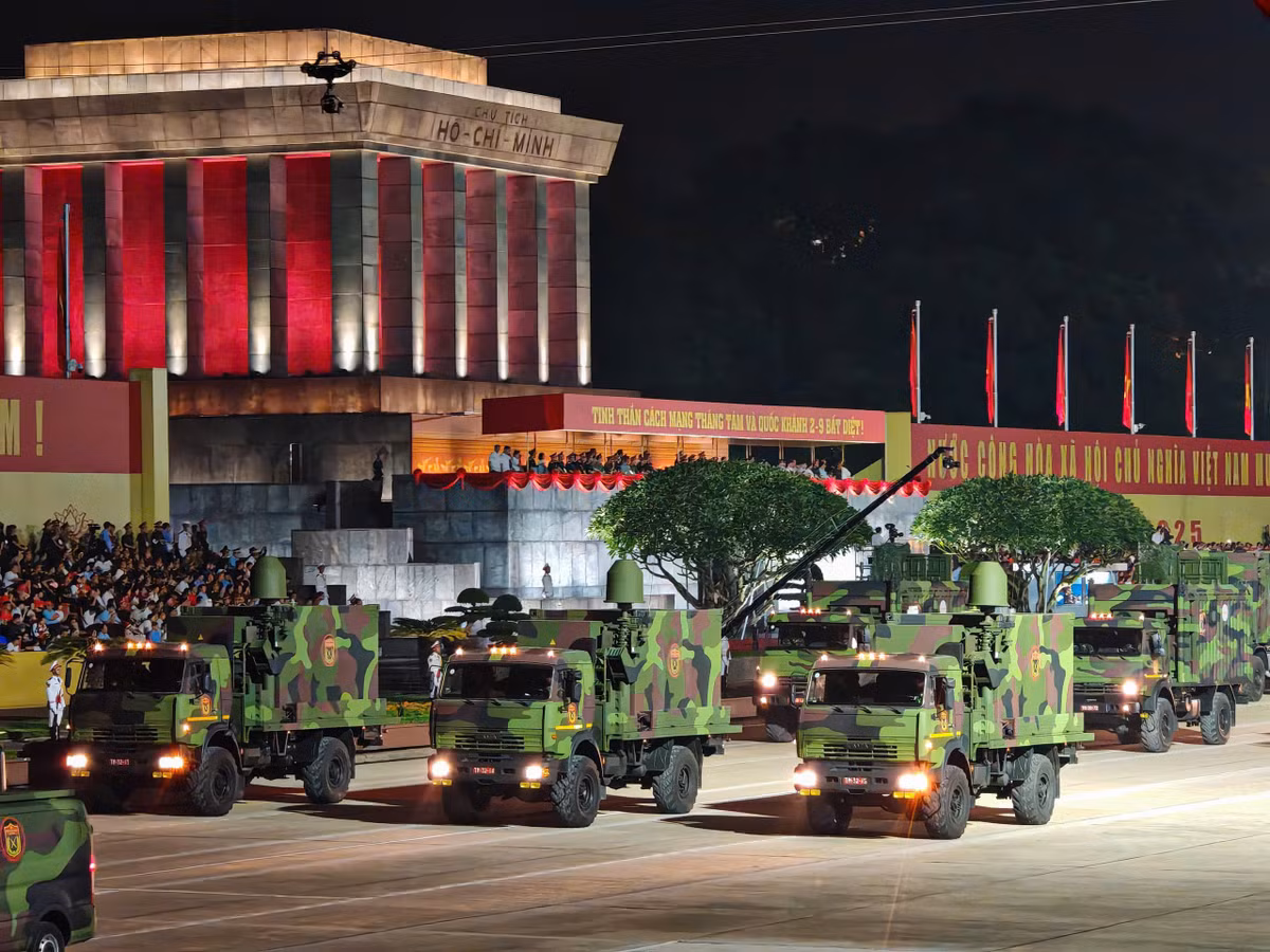 Đáng chú ý, lực lượng tác chiến điện tử – thông tin với đội hình xe chuyên dụng cũng góp mặt, minh chứng cho bước phát triển của quân đội trong thời đại công nghệ cao, nơi sức mạnh không chỉ đến từ vũ khí truyền thống mà còn từ ưu thế trên không gian mạng và điện tử.