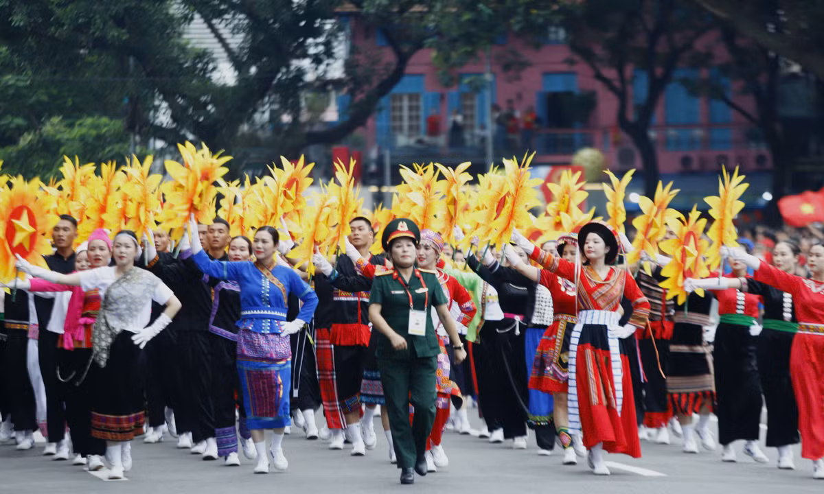 Bên cạnh đó, đoàn đại biểu của cộng đồng các dân tộc anh em với những bộ trang phục truyền thống rực rỡ sắc màu cũng thể hiện sinh động tinh thần đại đoàn kết toàn dân tộc.
