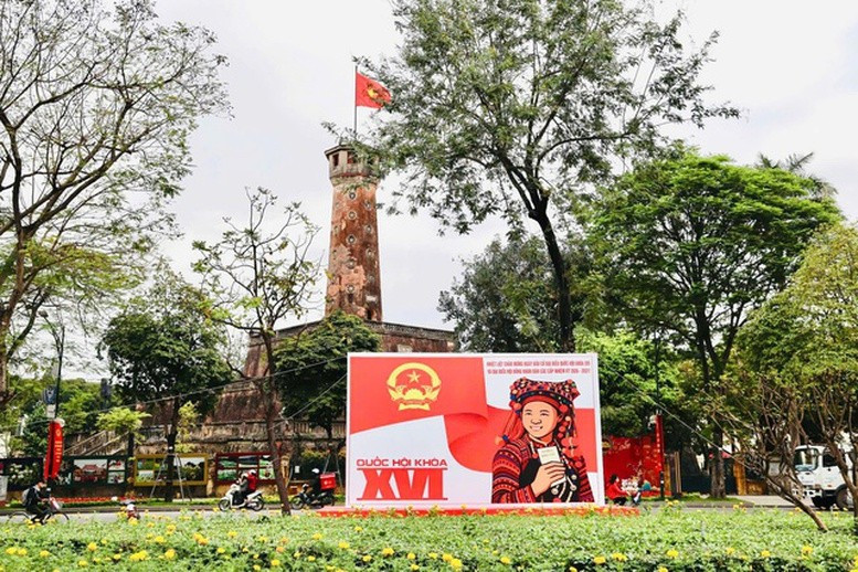 Khắp các tuyến phố trung tâm và khu dân cư trên địa bàn Hà Nội được trang hoàng rực rỡ cờ hoa, pano, áp phích tuyên truyền, tạo nên không khí phấn khởi, vui tươi hướng về ngày hội lớn của toàn dân - Ảnh: VGP/Minh Thư