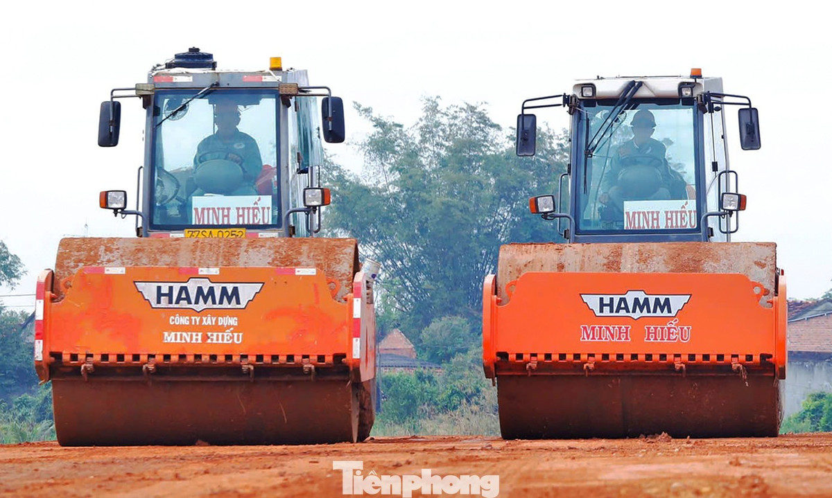 Trên công trường thi công điểm đầu cao tốc Quy Nhơn - Pleiku (thuộc dự án thành phần 1, ở phường An Nhơn, tỉnh Gia Lai) đang được giải phóng mặt bằng.