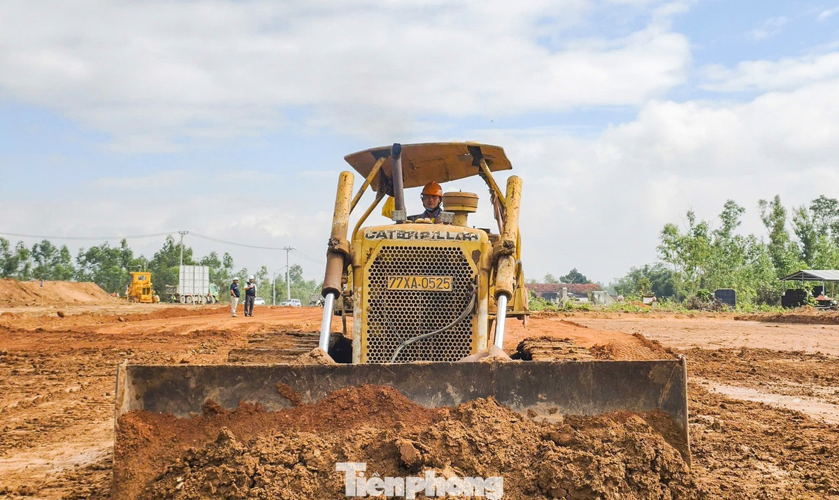 Với phương châm "giải phóng mặt bằng đến đâu, thi công đến đó", hàng trăm nhân lực, trang thiết bị, máy móc hoạt hết công suất, khẩn trương bóc, đắp những lớp đất đỏ.
