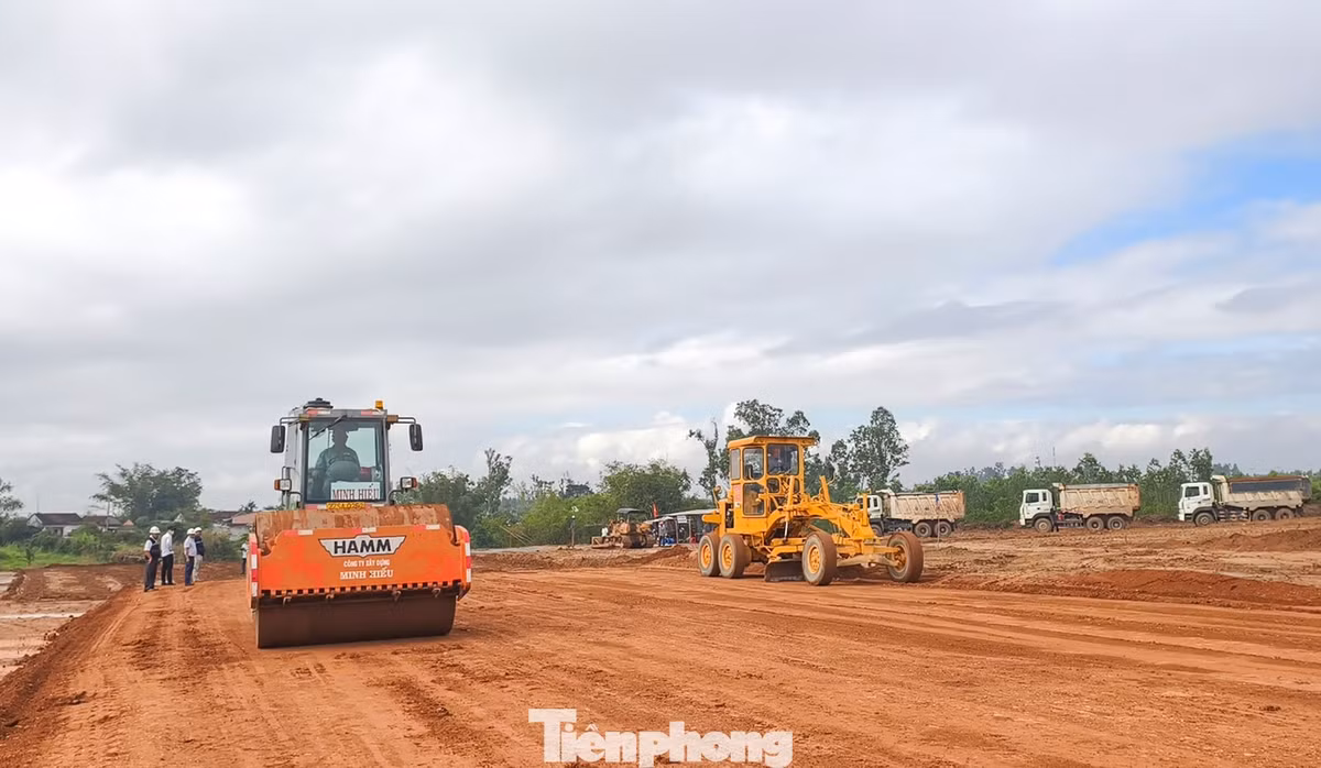 Máy móc, thiết bị đang tập trung thi công trên công trường tại dự án thành phần 1, cao tốc Quy Nhơn - Pleiku.