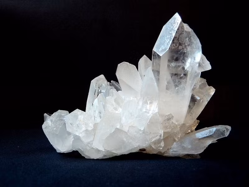  Rất mềm và dễ trầy xước. Selenite có độ cứng chỉ khoảng 2 trên thang Mohs, nghĩa là có thể bị cào xước dễ dàng bằng móng tay. Vì vậy, dù đẹp, khoáng vật này cần được bảo quản cẩn thận để tránh hư hại. Ảnh: rawpixel.com.