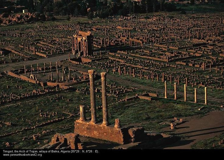  Được mệnh danh là “Pompeii của châu Phi”. Nhờ bị cát sa mạc chôn vùi suốt nhiều thế kỷ, Timgad được bảo tồn hoàn hảo đáng kinh ngạc, giúp các nhà khảo cổ nghiên cứu gần như trọn vẹn cấu trúc một thành phố La Mã cổ. Ảnh: Pinterest.