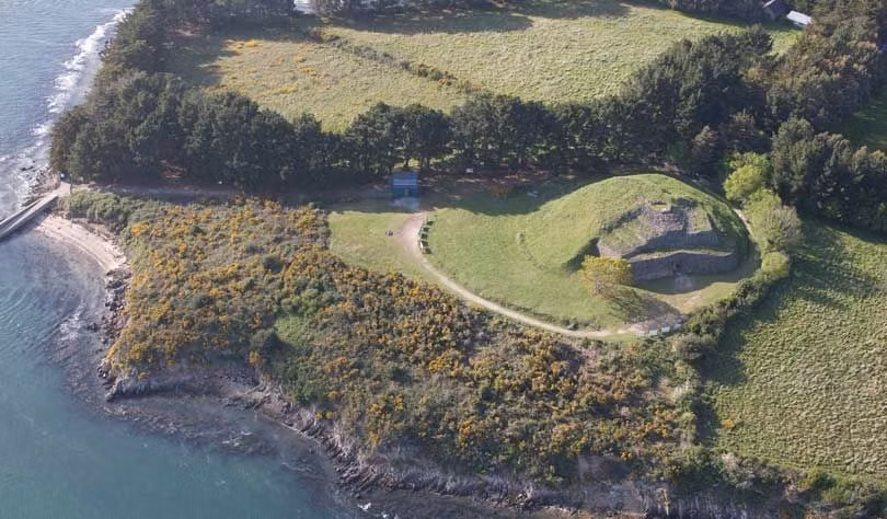 2. Nằm trên đảo nhỏ hẻo lánh. Khu mộ tọa lạc trên đảo Gavrinis giữa vịnh Morbihan, chỉ có thể tiếp cận bằng thuyền. Ảnh: Pinterest.