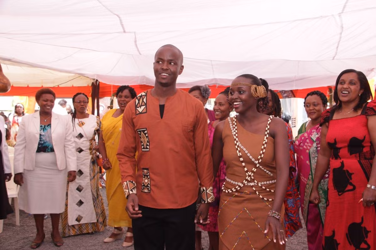  Đang thích nghi với xã hội hiện đại. Dù giữ gìn truyền thống, nhiều người Kikuyu ngày nay sống tại đô thị và tham gia vào các lĩnh vực kinh tế hiện đại. Ảnh: Pinterest.