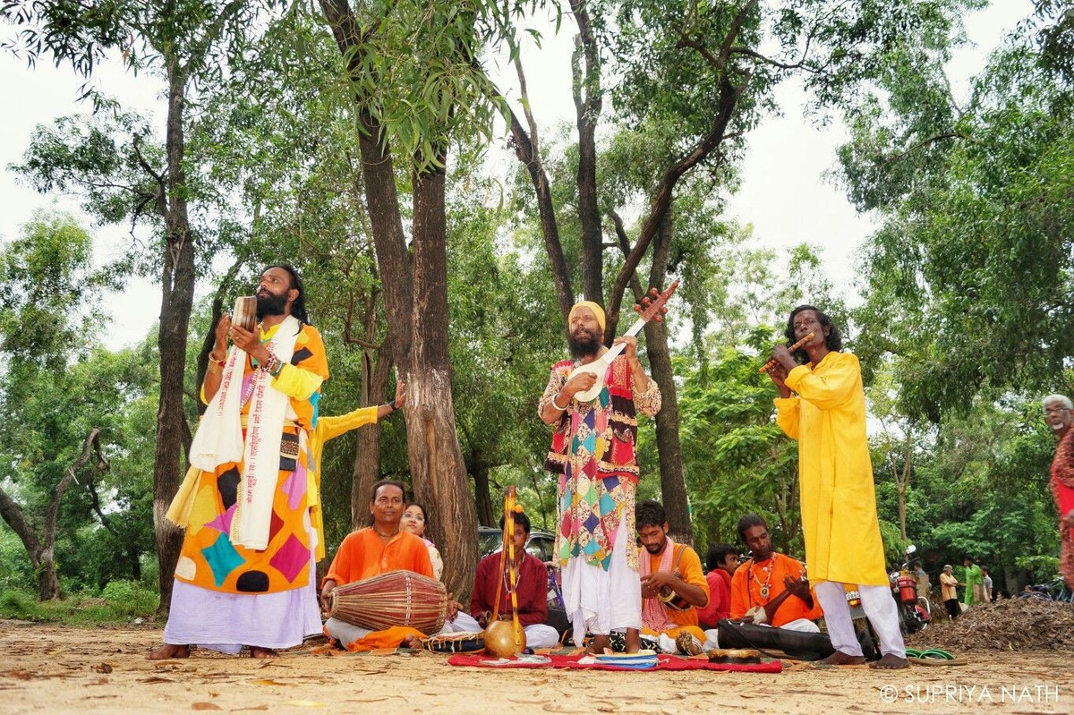  Nơi tổ chức nhiều lễ hội văn hóa đặc sắc. Khu phố này thường xuyên tổ chức các lễ hội nghệ thuật, âm nhạc và thơ ca. Đặc biệt nổi tiếng là lễ hội mùa xuân Basanta Utsav, nơi sinh viên và du khách mặc trang phục rực rỡ, hát múa và chào đón mùa xuân theo truyền thống Bengal. Ảnh: Pinterest.