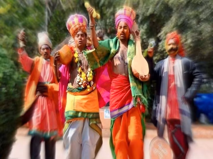 Từng thành lập các vương quốc Gond hùng mạnh. Trong thời Trung cổ, người Gond từng thành lập nhiều vương quốc độc lập tại miền trung Ấn Độ. Những nhà nước này kiểm soát các vùng rừng rộng lớn và tồn tại trong nhiều thế kỷ trước khi bị sáp nhập vào các đế chế lớn hơn của tiểu lục địa. Ảnh: Pinterest.