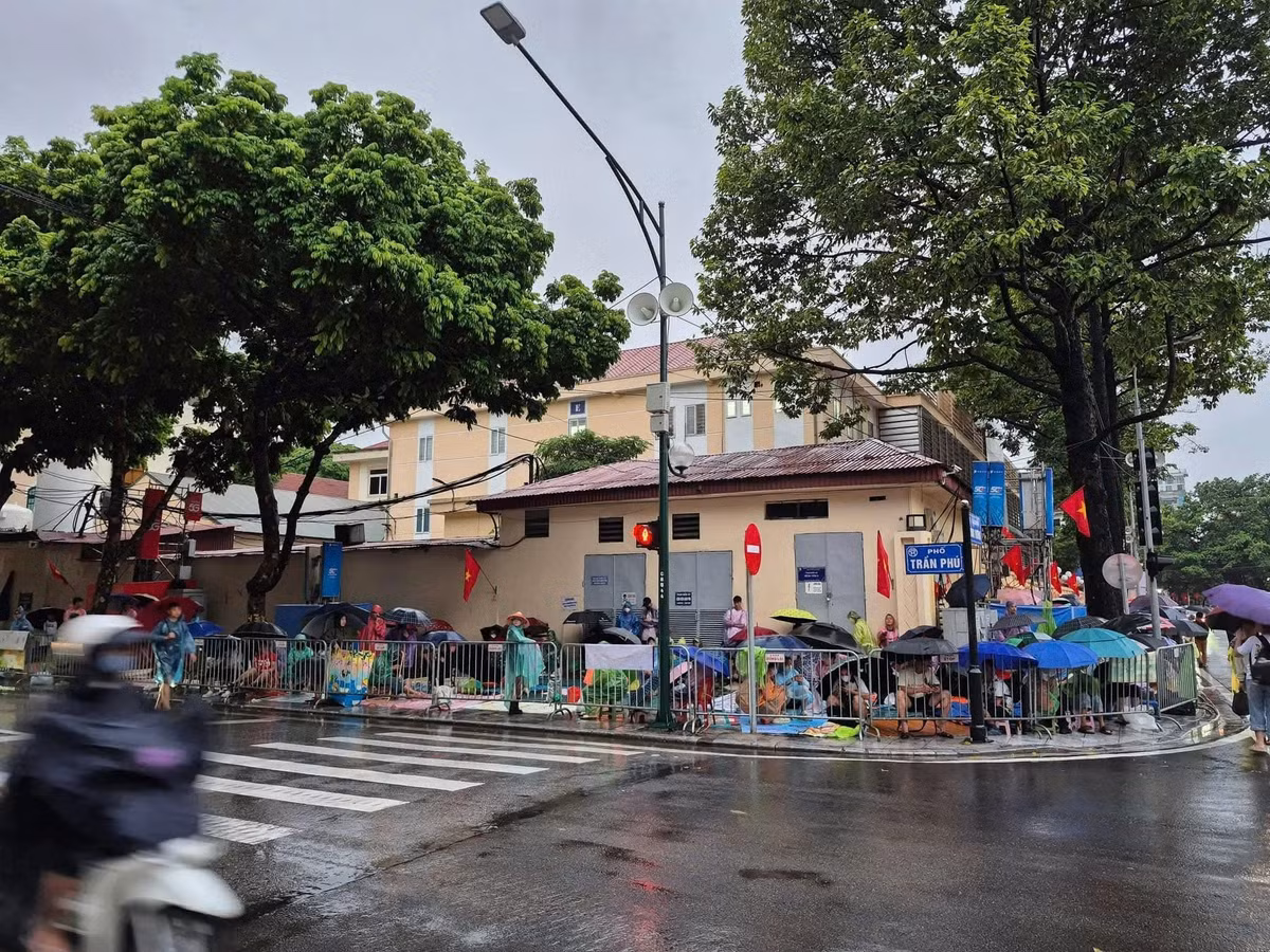 Lòng đường còn loang loáng nước mưa, không khí vẫn mang theo hơi ẩm, nhưng dường như không gì có thể làm nguội đi lòng yêu nước và sự háo hức của người dân Thủ đô cũng như từ các tỉnh thành lân cận đổ về.