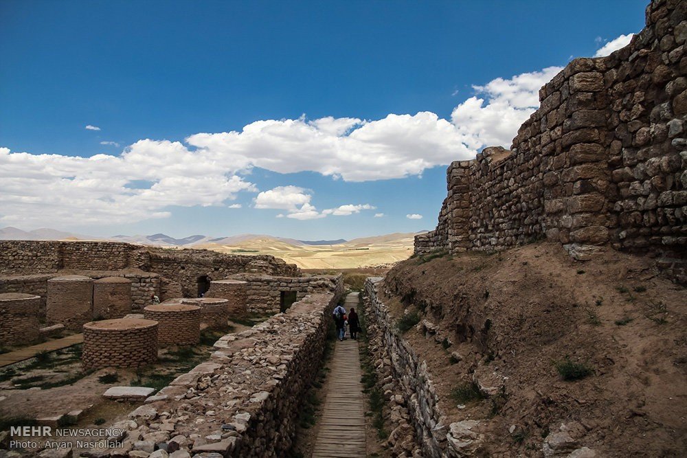  Gắn liền với truyền thuyết vua Solomon. Tên gọi Takht-e Soleymān có nghĩa là “Ngai vàng của Solomon”, xuất phát từ truyền thuyết Hồi giáo cho rằng vua Solomon từng ngự trị hoặc giam giữ ác quỷ tại đây. Dù không có bằng chứng lịch sử, truyền thuyết này làm tăng sức hấp dẫn của di tích. Ảnh: mehrnews.com.