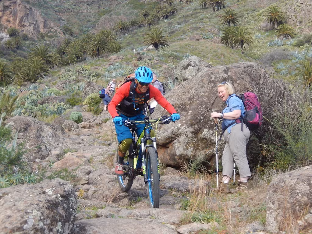  Là điểm đến lý tưởng cho du lịch sinh thái. Du khách đến Garajonay có thể khám phá các tuyến đường mòn xuyên rừng, tận hưởng không khí trong lành và cảnh quan huyền ảo như trong truyện cổ tích. Hoạt động du lịch tại đây được quản lý nhằm bảo vệ môi trường. Ảnh: Flickr.