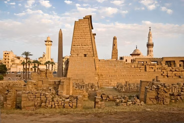  Xây dựng từ thời Tân Vương quốc. Đền Luxor được khởi công dưới triều đại Pharaoh Amenhotep III vào thế kỷ 14 TCN và được các vị vua sau tiếp tục mở rộng. Ảnh: Pinterest.