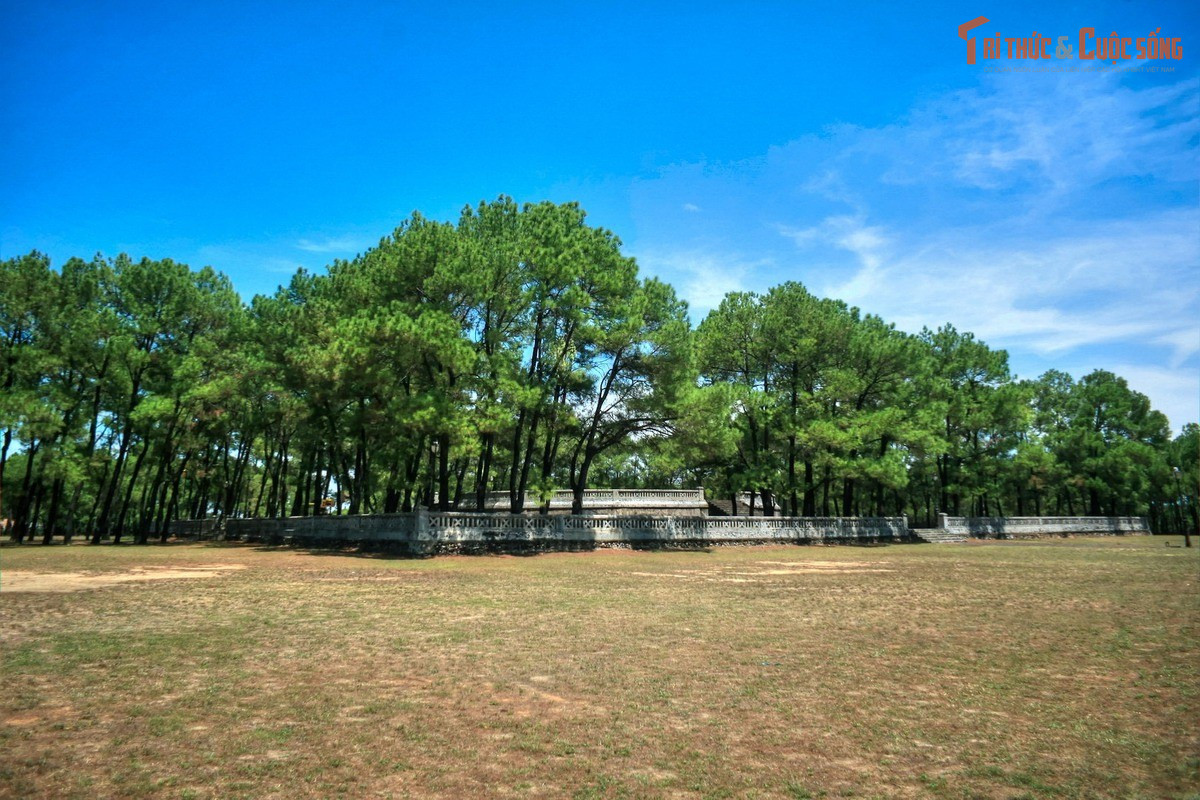 Vị trí được lựa chọn theo phong thủy nghiêm ngặt. Di tích nằm ở phía Nam Kinh thành Huế, đúng theo quan niệm “Nam giao” trong tư tưởng Nho giáo, nơi nhà vua hướng về trời để cầu quốc thái dân an và mùa màng thuận lợi.