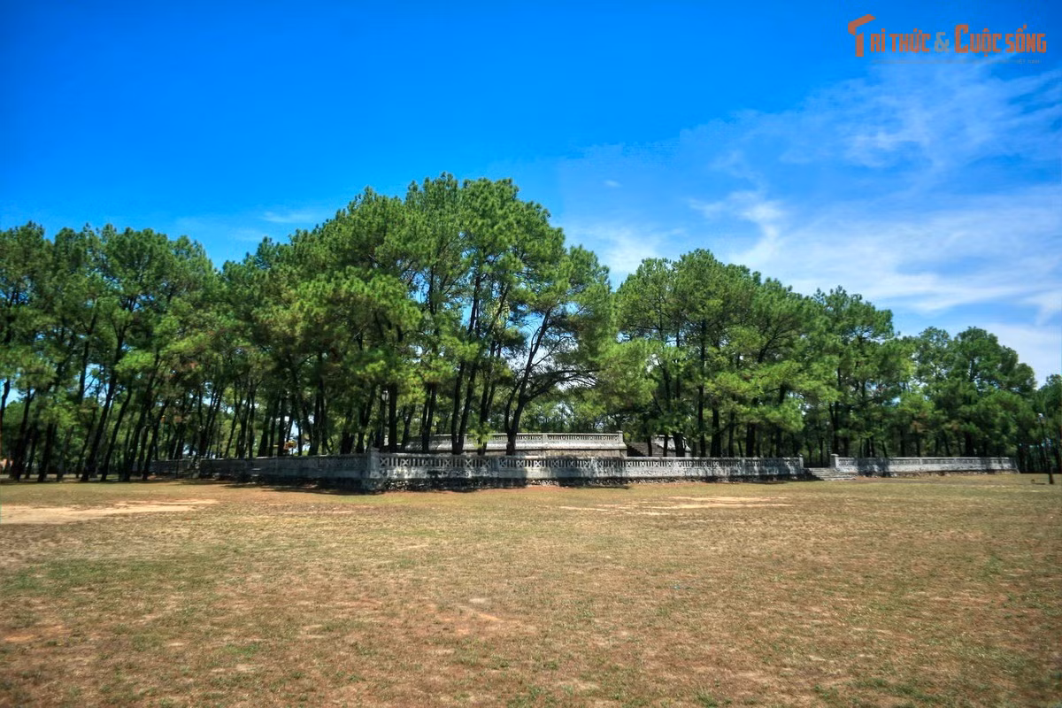 Vị trí được lựa chọn theo phong thủy nghiêm ngặt. Di tích nằm ở phía Nam Kinh thành Huế, đúng theo quan niệm “Nam giao” trong tư tưởng Nho giáo, nơi nhà vua hướng về trời để cầu quốc thái dân an và mùa màng thuận lợi.