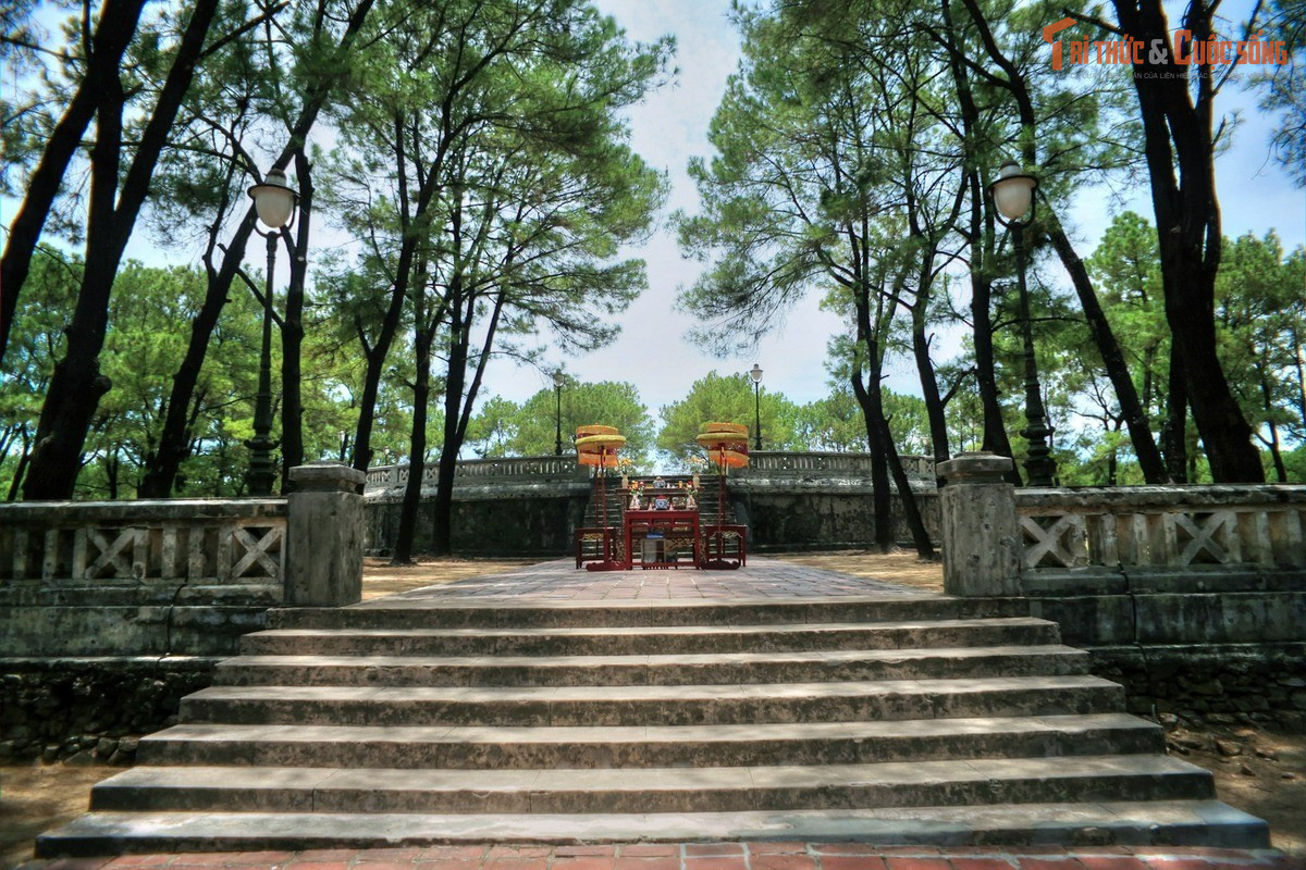 Màu sắc kiến trúc mang ý nghĩa nghi lễ. Vào thời nhà Nguyễn, tầng trên cùng của đàn tế sơn lan can màu xanh tượng trưng cho Trời, tầng giữa màu vàng biểu trưng cho cho Đất, tầng dưới màu đỏ Người, tạo nên một hệ thống biểu trưng chặt chẽ.