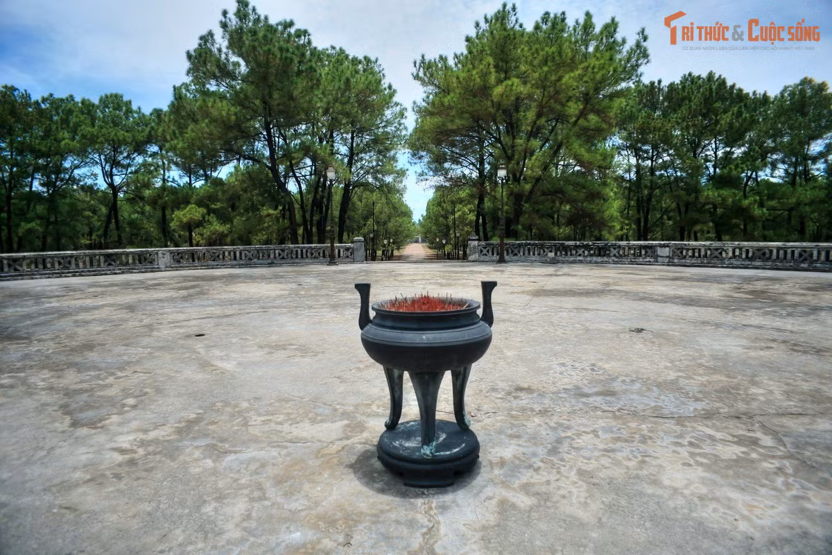 Lễ tế Nam Giao không diễn ra hằng năm. Khác với nhiều nghi lễ khác, lễ tế Giao thường được tổ chức ba năm một lần. Đây là đại lễ lớn nhất triều đình, huy động hàng nghìn quan quân, nhạc công và nghi trượng.