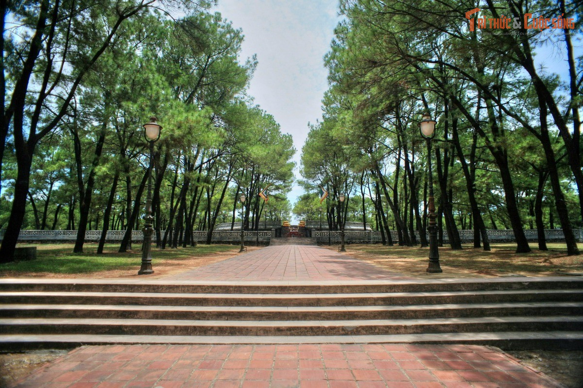 Kiến trúc ba tầng mang tính biểu tượng vũ trụ. Đàn Nam Giao gồm ba tầng chồng lên nhau, tượng trưng cho Thiên – Địa – Nhân. Mỗi tầng có hình dáng, màu sắc và chức năng riêng, phản ánh triết lý vũ trụ quan phương Đông.