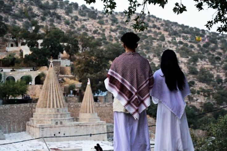  Vai trò nổi bật của phụ nữ trong phục hồi cộng đồng. Sau những biến cố gần đây, nhiều phụ nữ Yazidi đã trở thành tiếng nói quan trọng trong phong trào nhân quyền và tái thiết cộng đồng. Câu chuyện của họ góp phần nâng cao nhận thức quốc tế về tình cảnh của dân tộc này. Ảnh: Pinterest.