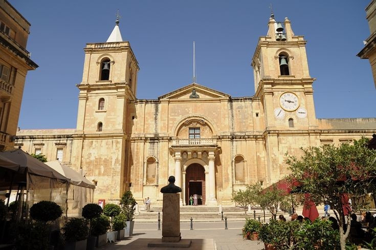  Nhà thờ chính tòa St John lộng lẫy. Nhà thờ chính tòa St John là một trong những công trình nổi bật nhất, nổi tiếng với nội thất dát vàng và các tác phẩm nghệ thuật quý giá. Ảnh: Pinterest.