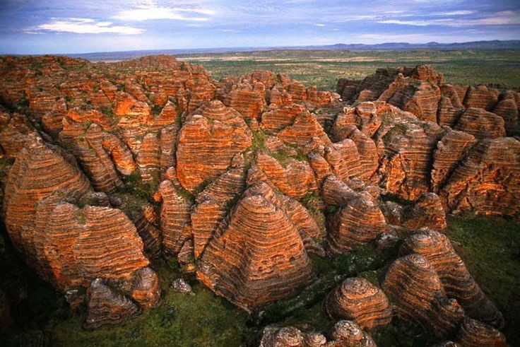  Hoa văn trên đá là kết quả của quá trình oxy hóa và vi sinh vật. Lớp màu cam do oxit sắt, còn sọc đen là tảo sống trong điều kiện ẩm. Ảnh: Pinterest.