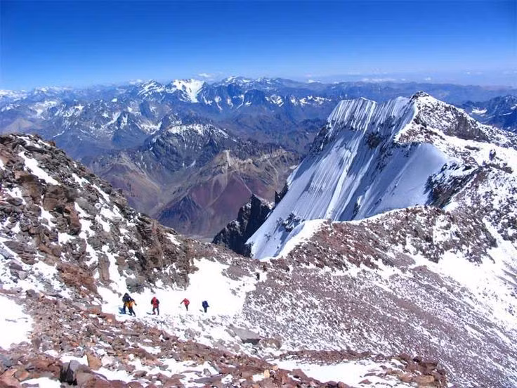  7. Là biểu tượng văn hóa của người bản địa Andes. Từ thời tiền Inca, Aconcagua đã được tôn kính như một “ngọn núi linh thiêng”. Tại vùng núi này, các nhà khảo cổ đã tìm thấy các di tích hiến tế cổ đại trên độ cao hơn 5.000 mét. Ảnh: Pinterest.