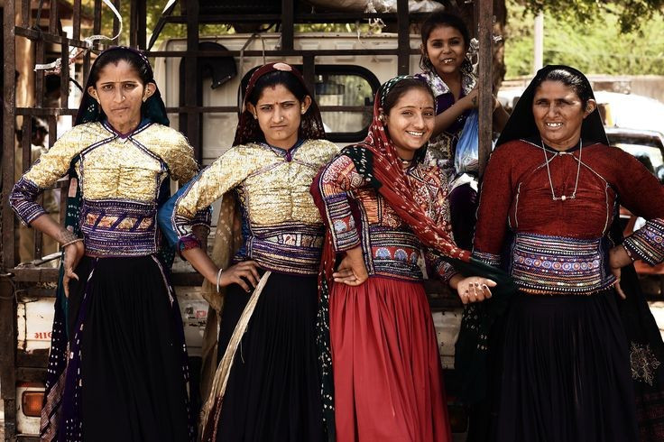  Vai trò quan trọng của phụ nữ. Phụ nữ không chỉ chăm sóc gia đình mà còn tham gia quản lý gia súc và gìn giữ nghề thêu truyền thống, đóng vai trò trung tâm trong việc bảo tồn văn hóa Rabari. Ảnh: Pinterest.