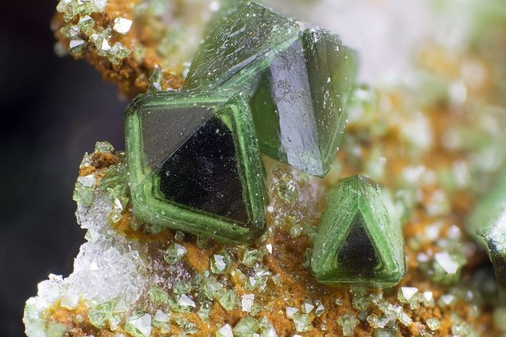  Không gian sinh trưởng bị giới hạn. Tinh thể hình thành trong khe đá chật hẹp thường bị ép biến dạng, khác hẳn tinh thể phát triển tự do trong dung dịch hay magma. Ảnh: Pinterest.