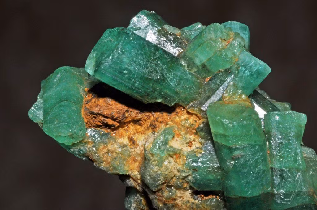  2. Ngọc lục bảo là biểu tượng của tình yêu và tái sinh. Trong nhiều nền văn hóa cổ đại, loại đá này được tin là có khả năng chữa lành trái tim và đem lại sự tươi mới cho tâm hồn. Ảnh: Pinterest.