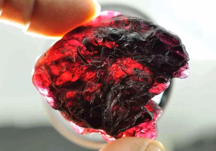  3. Thành phần hóa học độc đáo. Painite chứa canxi, zirconium, boron, nhôm và oxy, với công thức CaZrBAl₉O₁₈ đặc biệt hiếm gặp. Ảnh: Pinterest.