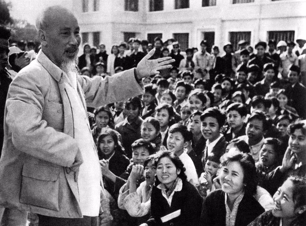 Hồ Chủ tịch nói chuyện với học viên trường Nghệ thuật sân khấu trung ương.