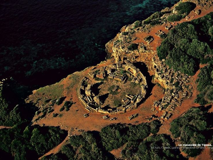  Thành phố phát triển mạnh dưới thời Đế chế La Mã. Vào thế kỷ 2 sau Công nguyên, Tipasa được Hoàng đế La Mã trao quy chế thành phố và phát triển nhanh chóng. Các công trình như nhà hát, đền thờ, biệt thự và đường phố lát đá được xây dựng, phản ánh sự thịnh vượng của đô thị ven biển này trong thời kỳ La Mã. Ảnh: Pinterest.