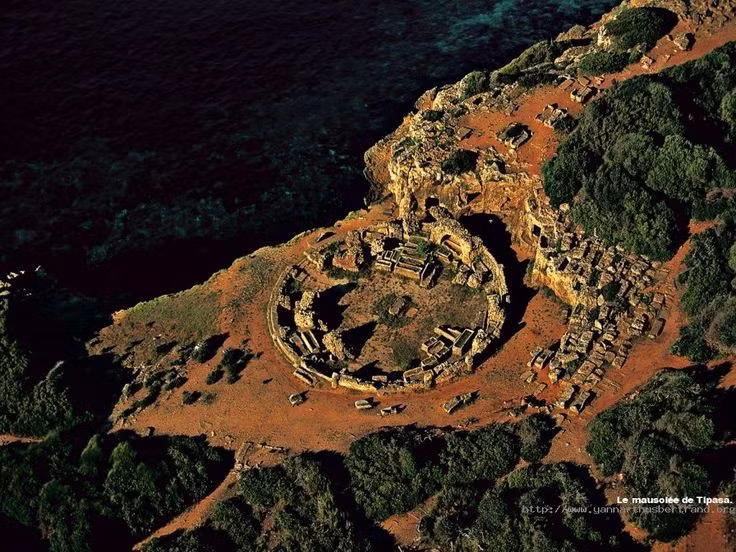  Thành phố phát triển mạnh dưới thời Đế chế La Mã. Vào thế kỷ 2 sau Công nguyên, Tipasa được Hoàng đế La Mã trao quy chế thành phố và phát triển nhanh chóng. Các công trình như nhà hát, đền thờ, biệt thự và đường phố lát đá được xây dựng, phản ánh sự thịnh vượng của đô thị ven biển này trong thời kỳ La Mã. Ảnh: Pinterest.