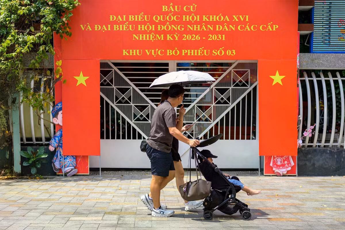 Ở nhiều phường trên địa bàn thành phố, công tác chuẩn bị cho ngày bầu cử cũng được triển khai khẩn trương. Các khu vực dự kiến đặt điểm bỏ phiếu được treo băng rôn, bảng thông báo và pano tuyên truyền nhằm giúp người dân dễ dàng nắm bắt thông tin liên quan đến ngày bầu cử.