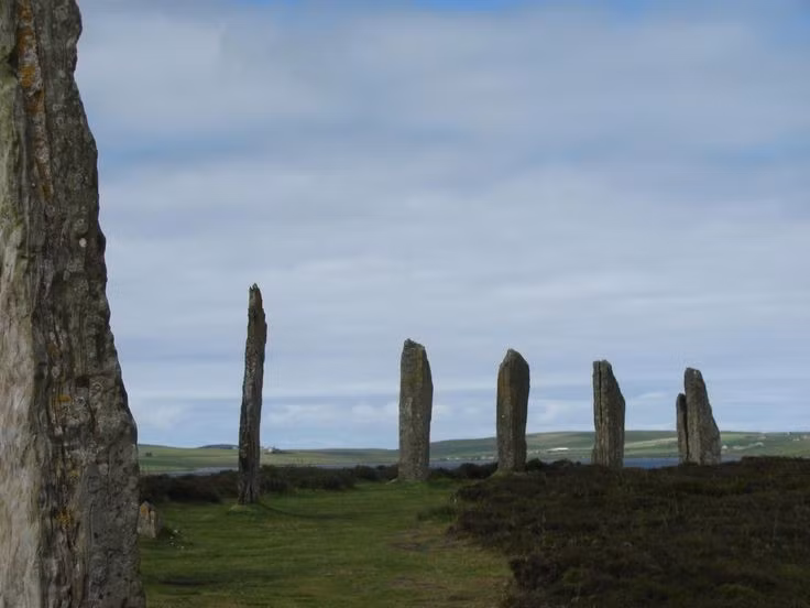  Đá được khai thác và vận chuyển kỳ công. Các tảng đá nặng hàng tấn được mang đến từ vùng cách xa vài km, chứng tỏ cư dân thời đó có tổ chức lao động và kỹ thuật vận chuyển đáng kinh ngạc. Ảnh: Pinterest.