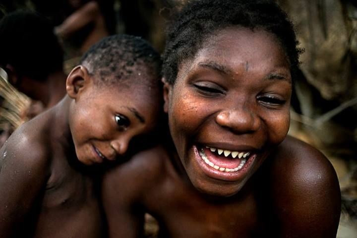  Âm nhạc đa thanh độc đáo. Âm nhạc của người Pygmy nổi tiếng với phong cách hát đa thanh phức tạp, trong đó nhiều người cùng hát những giai điệu khác nhau nhưng hòa quyện hài hòa. Kiểu hát này được nhiều nhà nghiên cứu âm nhạc coi là một trong những truyền thống thanh nhạc cổ xưa và tinh tế nhất thế giới. Ảnh: Pinterest.