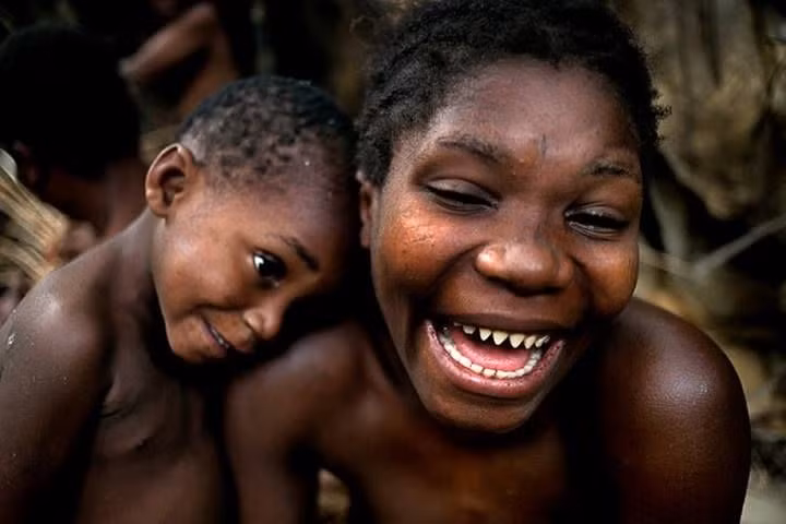  Âm nhạc đa thanh độc đáo. Âm nhạc của người Pygmy nổi tiếng với phong cách hát đa thanh phức tạp, trong đó nhiều người cùng hát những giai điệu khác nhau nhưng hòa quyện hài hòa. Kiểu hát này được nhiều nhà nghiên cứu âm nhạc coi là một trong những truyền thống thanh nhạc cổ xưa và tinh tế nhất thế giới. Ảnh: Pinterest.