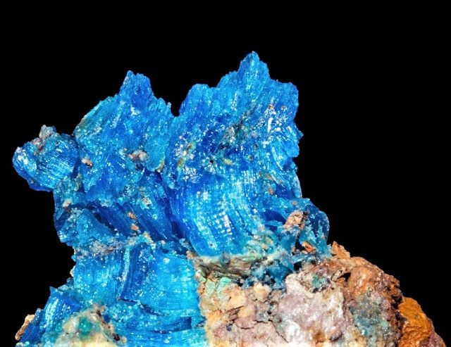  6. Được sử dụng trong khai thác đồng. Khoáng vật này từng được dùng như nguồn khai thác đồng ở một số mỏ, dù không phổ biến như các loại quặng khác. Ảnh: Pinterest.