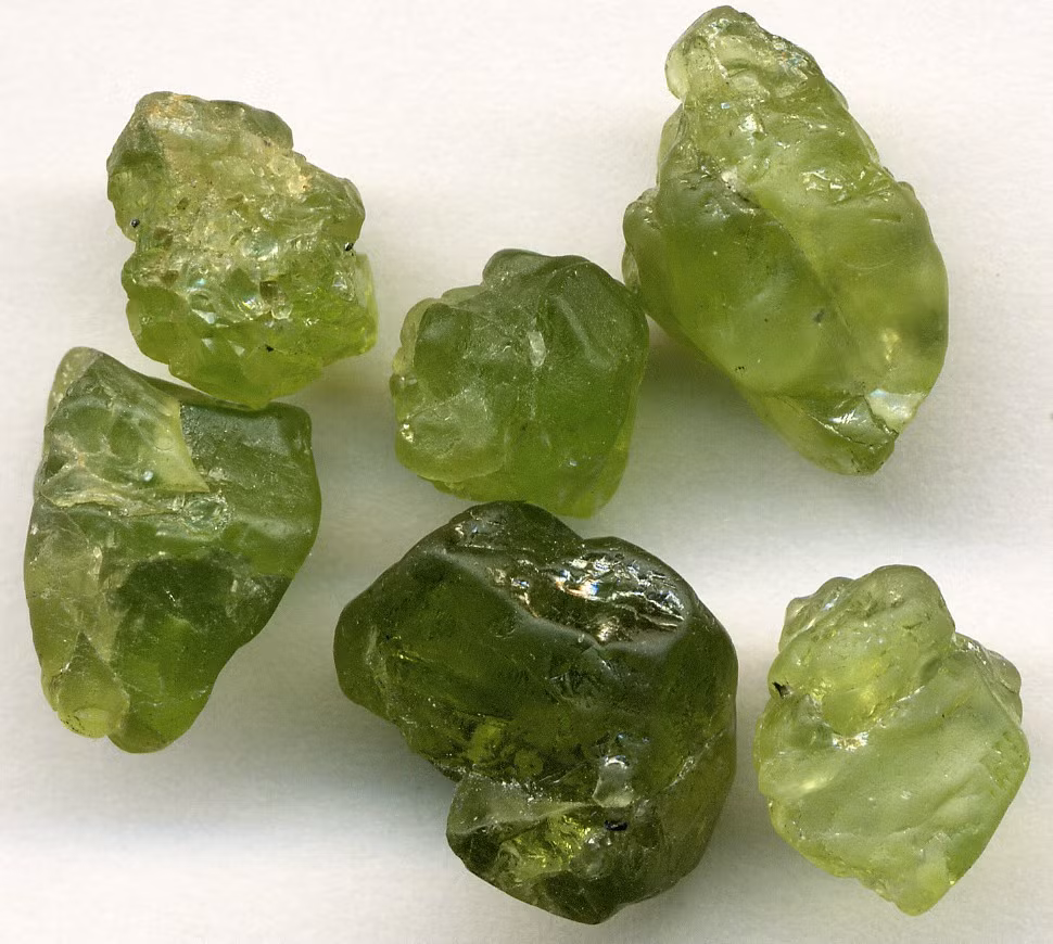  Màu xanh lục đặc trưng dễ nhận biết. Olivin thường có màu xanh lục từ nhạt đến đậm, đôi khi pha vàng hoặc nâu. Màu sắc này do sự hiện diện của sắt và magie trong cấu trúc tinh thể, tạo nên vẻ ngoài rất đặc trưng. Ảnh: Flickr.