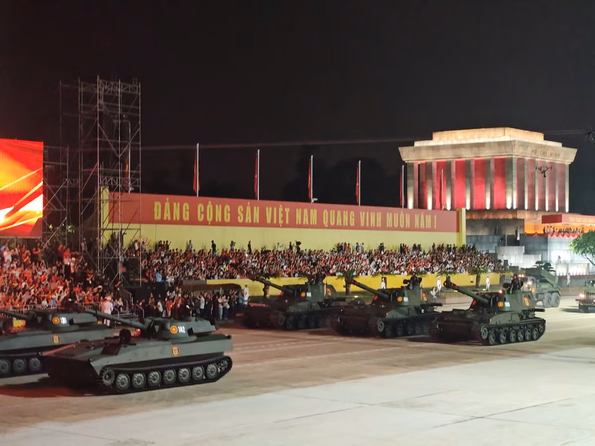 Dẫn đầu là đội hình xe tăng hùng dũng. Những cỗ chiến xa bằng thép lăn bánh qua quảng trường, thể hiện sức mạnh áp đảo và uy phong của binh chủng tăng – thiết giáp.