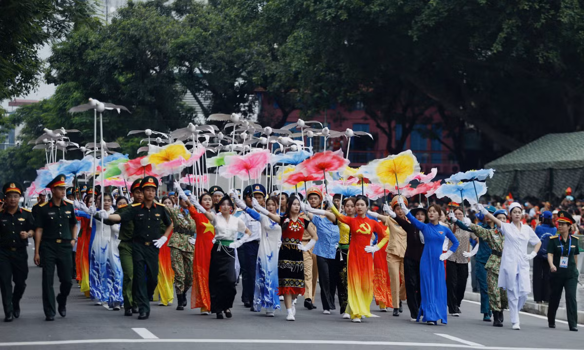Trong tiếng nhạc rộn ràng, bước chân dứt khoát và hàng ngũ chỉnh tề của các đoàn đại biểu tạo nên khí thế hào hùng, trang nghiêm và đầy niềm tự hào.