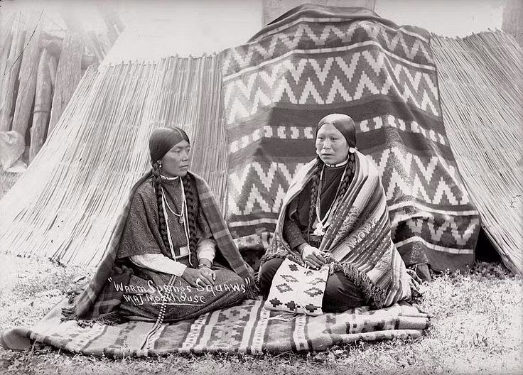  Phụ nữ Apache rất được tôn trọng. Họ giữ vai trò quan trọng trong gia đình và nghi lễ. Ảnh: Pinterest.