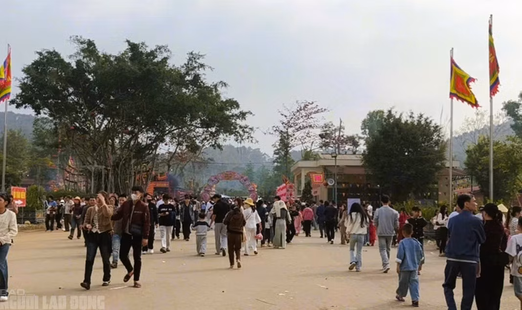 Các tuyến đường đổ về Phủ Na kẹt cứng người trong ngày mùng 4 và 5 Tết