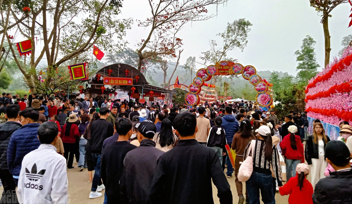 Trong những ngày Tết Bính Ngọ 2026, có khoảng 50.000 du khách đổ về Phủ Na du Xuân, cầu bình an